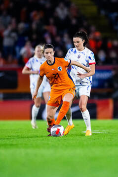 Damaris Egurrola of Netherlands and Ingrid Syrstad Engen of