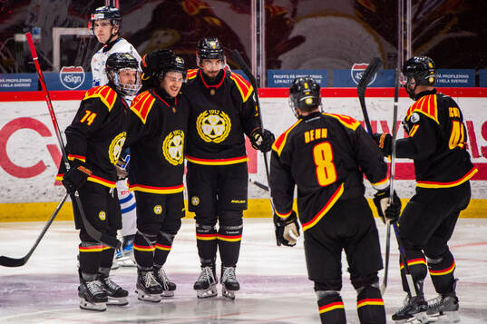 Brynäs Chad Billins, Tyler Kelleher och Tyler Vesel jublar