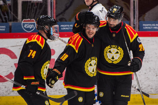 Brynäs Chad Billins, Tyler Kelleher och Tyler Vesel jublar