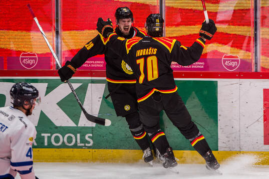 Brynäs Johannes Kinnvall och Miks Indrasis jublar
