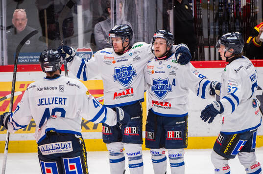 Karlskogas Hampus Plato jublar med lagkamrater