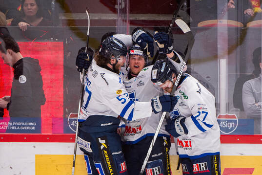 Karlskogas Andre Edvardsen Simen jublar med lagkamrater