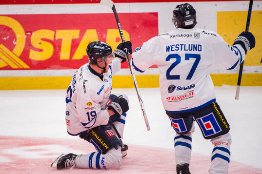 Karlskogas Andre Edvardsen Simen jublar