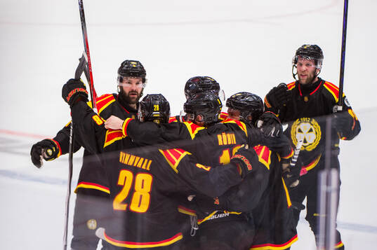Brynäs Anton Rödin jublar med lagkamrater