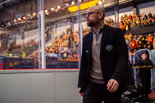 Karlskogas tränare Dennis Hall
