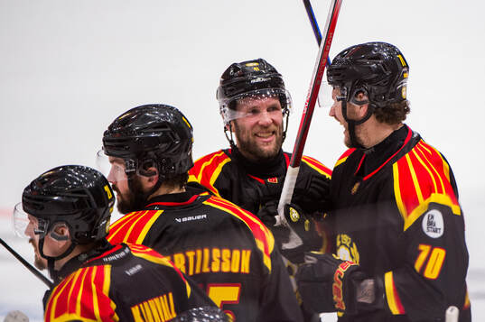 Brynäs Greg Scott och Miks Indrasis jublar