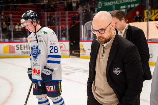 Karlskogas tränare Dennis Hall deppar