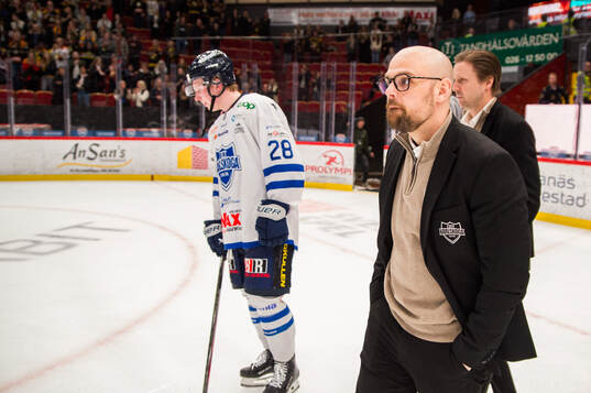 Karlskogas tränare Dennis Hall deppar