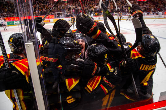 Brynäs Johan Larsson jublar med lagkamrater