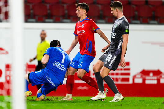 Brages målvakt Viktor Frodig och Helsingborgs Lukas
