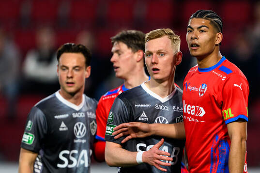 Brages Christopher Redenstrand och Helsingborgs Milan Silva