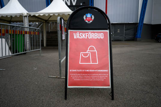 En skylt som informerar om väskförbud på Olympia