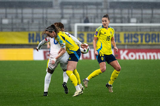 Grace Geyoro of France, Kosovare Asllani and Filippa