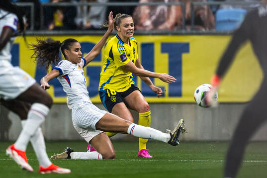 Maelle Lakrar of France and Fridolina Rolfö of Sweden