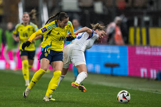 Rusul Rosa Kafaji of Sweden and Sandie Toletti of France