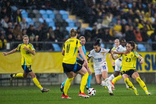Kenza Dali of France and Elin Rubensson of Sweden