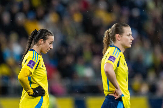 Rusul Rosa Kafaji and Anna Anvegård of Sweden looks