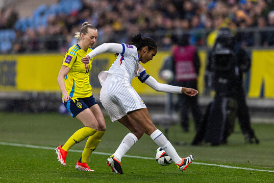 Stina Blackstenius of Sweden and Wendie Renard of France