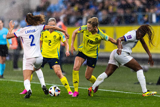 Fridolina Rolfö of Sweden, Maelle Lakrar and Kadidiatou
