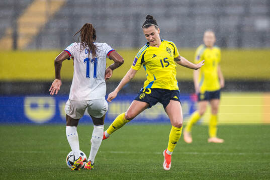 Kadidiatou Diani of France and Julia Zigiotti Olme of Sweden