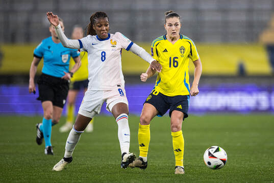 Grace Geyoro of France and Filippa Angeldahl of Sweden