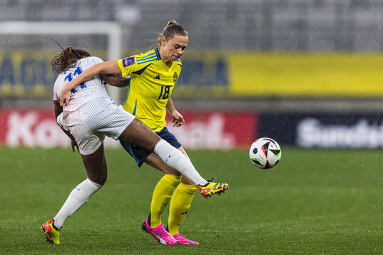 Kadidiatou Diani of France and Fridolina Rolfö of Sweden