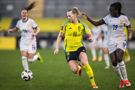 Stina Blackstenius of Sweden and Griedge Mbock Bathy of