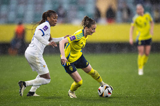 Grace Geyoro of France and Kosovare Asllani of Sweden
