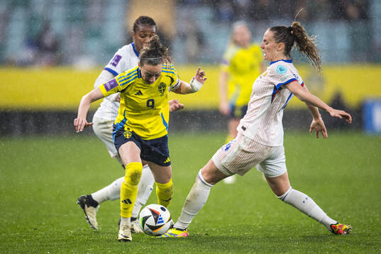 Kosovare Asllani of Sweden, Grace Geyoro and Sandie Toletti