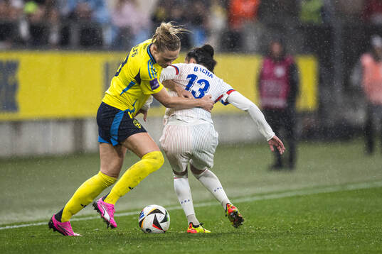 Fridolina Rolfö of Sweden and Selma Bacha of France