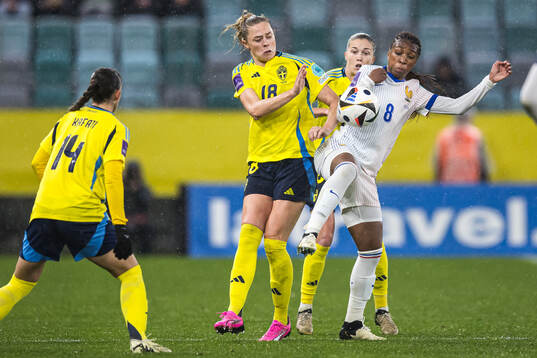 Fridolina Rolfö of Sweden and Grace Geyoro of France