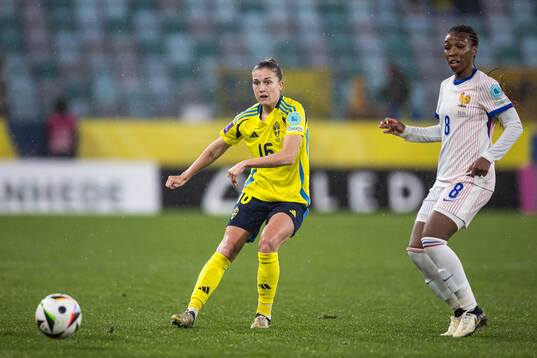 Filippa Angeldahl of Sweden and Grace Geyoro of France
