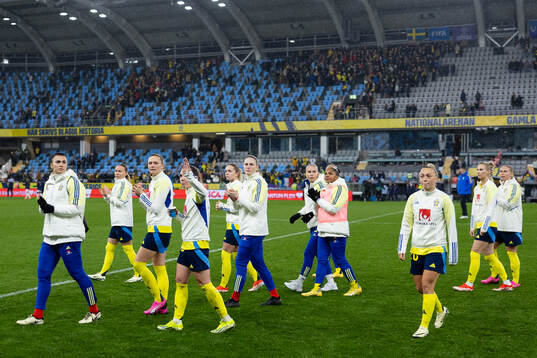 Players of Sweden look dejected