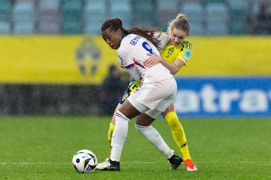 Grace Geyoro of France and Hanna Lundkvist of Sweden
