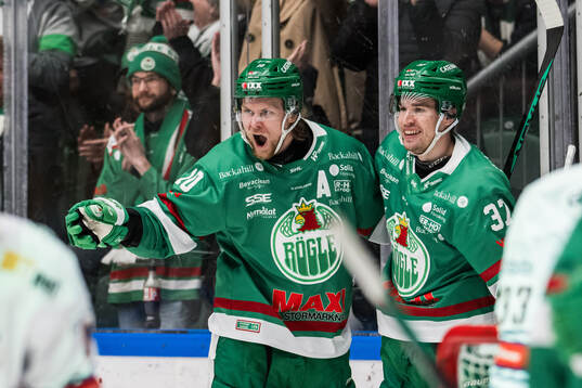 Rögles Rodrigo Abols och Albin Sundsvik jublar