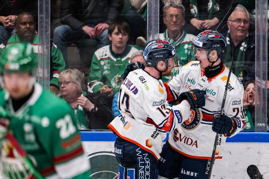 Växjös Dylan McLaughlin och Filip Eriksson jublar