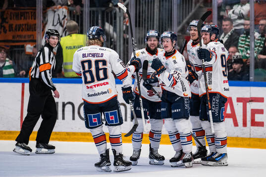 Växjös Filip Eriksson jublar med lagkamrater