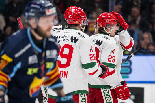 Moras Chad Yetman jublar med lagkamrater