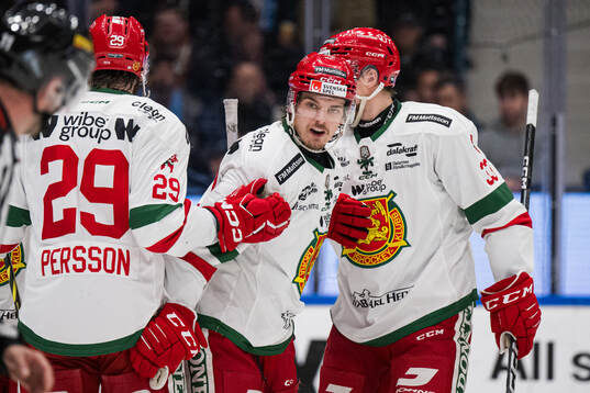 Moras Chad Yetman jublar med lagkamrater