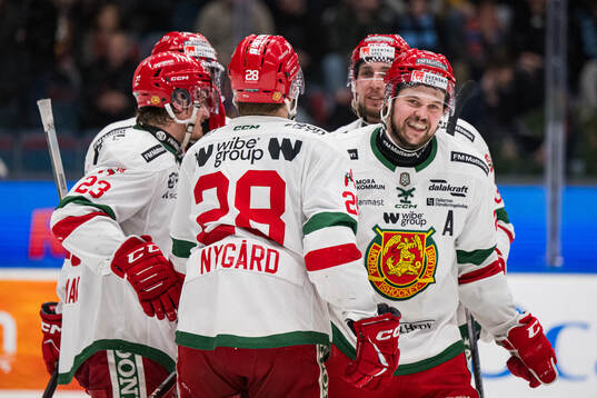 Moras Måns Carlsson jublar med lagkamrater