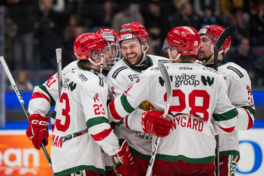 Moras Måns Carlsson jublar med lagkamrater