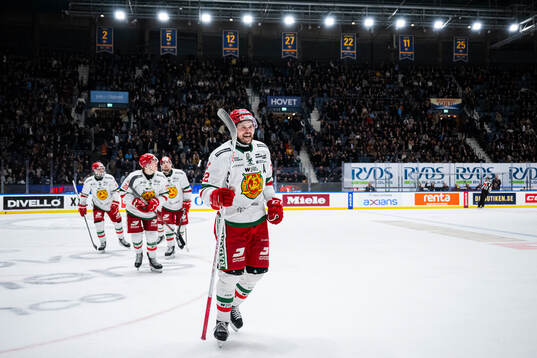 Moras Måns Carlsson jublar med lagkamrater