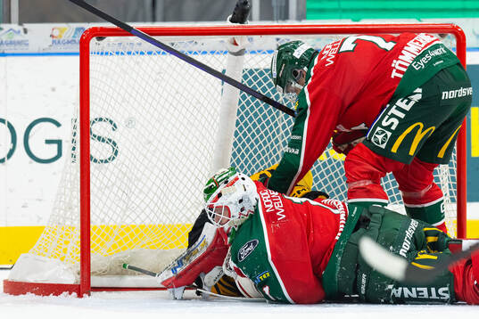 Frölundas målvakt Lars Johansson liggande