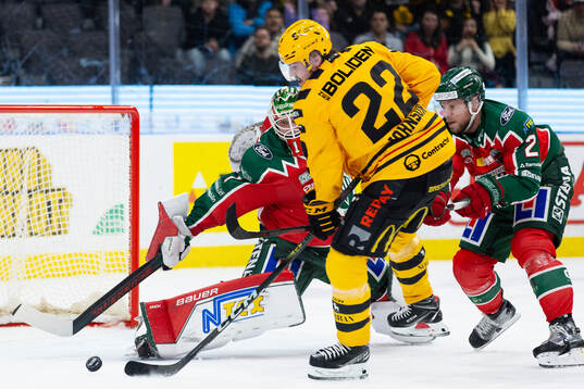 Frölundas målvakt Lars Johansson och Christian Folin mot