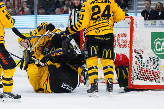 Frölundas David Edstrom och Skellefteås målvakt Gustaf