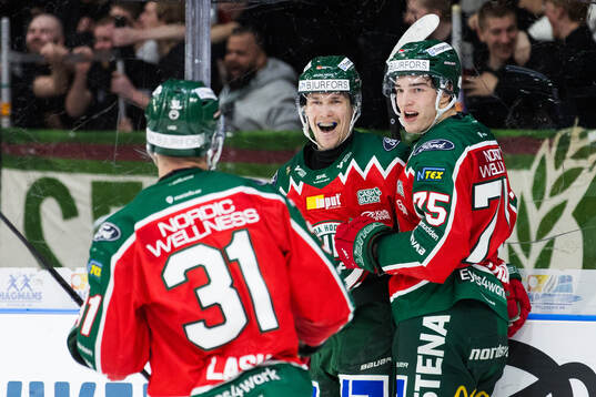 Frölundas Tom Nilsson jublar med lagkamrater