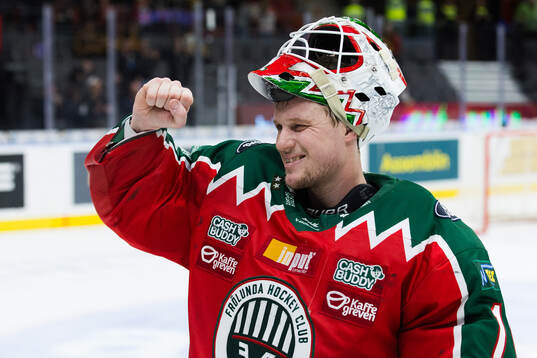 Frölundas målvakt Lars Johansson jublar