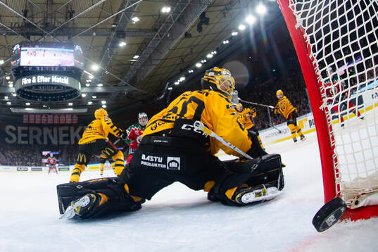 Frölundas Tom Nilsson skjuter 1-0 i mål bakom