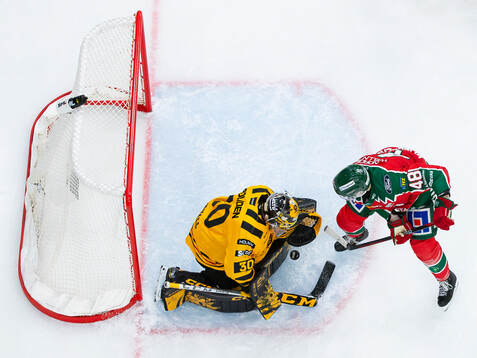 Skellefteås målvakt Gustaf Lindvall och Frölundas Carl