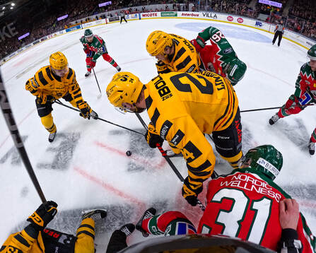 Kamp om pucken mellan Frölundas Nicklas Lasu och Isac